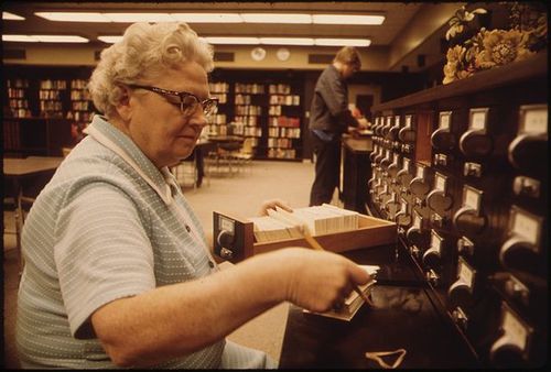 640px-LIBRARIAN AT THE CARD FILES AT SENIOR HIGH SCHOOL IN