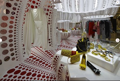 Louis Vuitton invite Yayoi Kusama sur la façade de ses boutiques  parisiennes (et c'est à voir absolument)