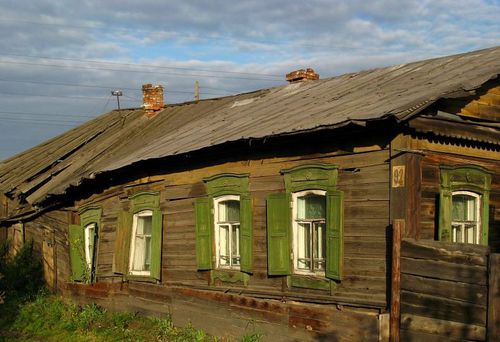Decaying-old-house-northeast-of-the-center-Irkutsk--Russia-.JPG