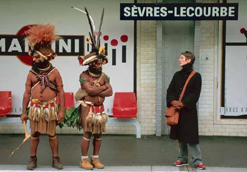 Les nouveaux explorateurs - L'exploration inversée Le tour de FRANCE de deux Papous Les nouveaux explorateurs - L'exploration inversée Le tour de FRANCE de deux Papous