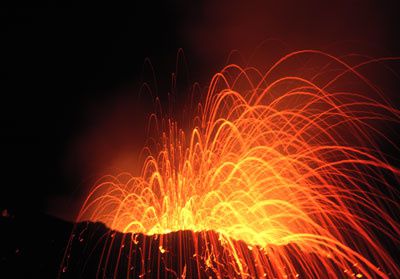 Volcan en eruption 1