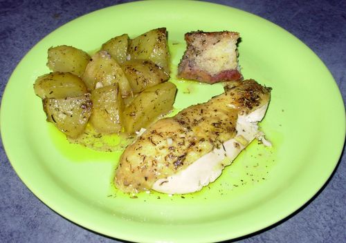 Poulet rôti, pain aillé et pommes de terre au jus4