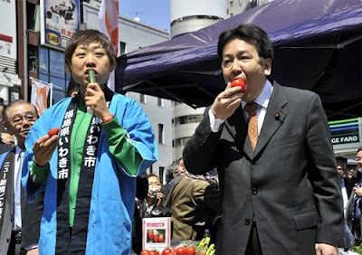ministre-Yukio-Edano-legumes-Fukushima.jpg