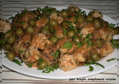boulettes de poulet et olives en sauce