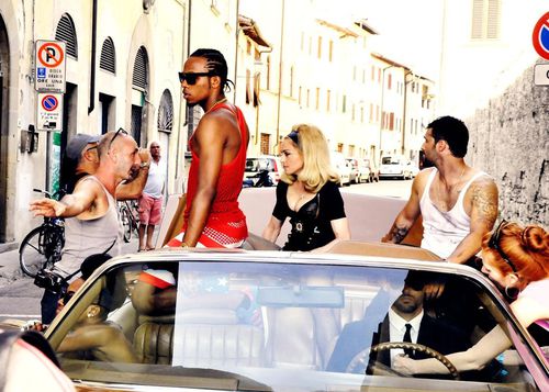 20120717-pictures-madonna-turn-up-the-radio-making-of-02.jpg