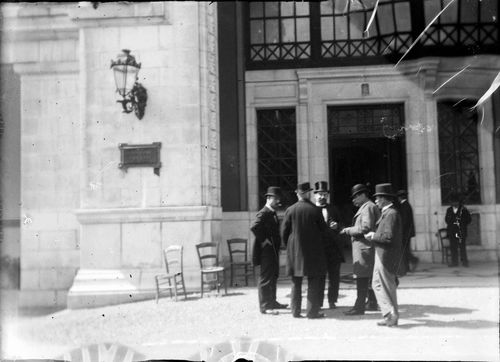 Médecins devant les Thermes