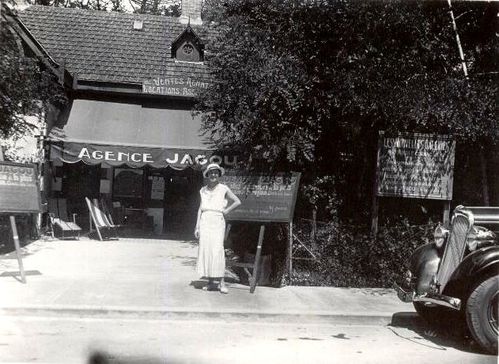 Marcelle Rully devant l'agence dans les années 30.Au fond