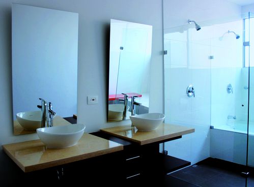 Los espejos inclinados en el baño - Espejos Talia
