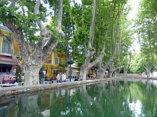 Cucuron Place du bassin