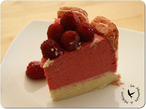 charlotte-chocolat-blanc-tahine-framboise-part.jpeg