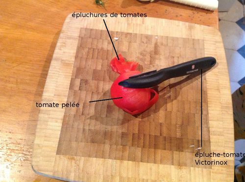 une tomate pelée par un épluche-tomate Victorinox