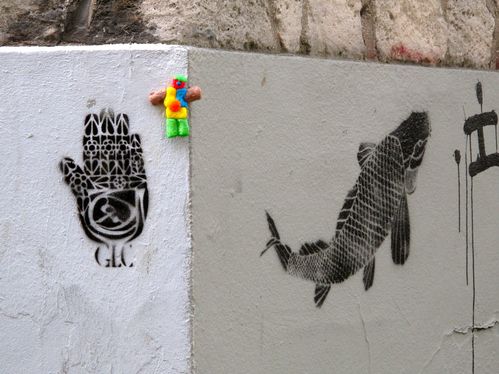 Bonhomme n°57 pochoir main poisson Montmartre rue Gabriell