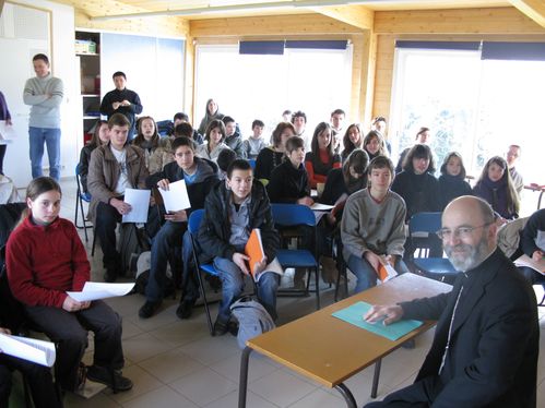 Mgr centene avec confirmands février 2010