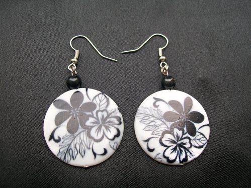 boucles-d-oreilles-noires-et-blanches-fleurs.jpg