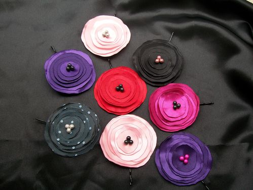 crochets-a-cheveux-fleurs-en-satin.jpg