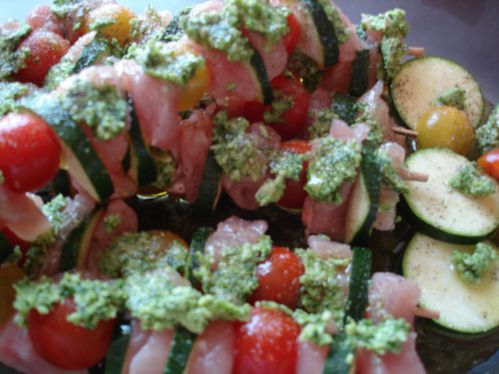 Brochettes de volaille, petits légumes et pesto de fanes de radis aux amandes