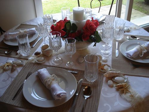 Table de bord de mer avec roses du jardin