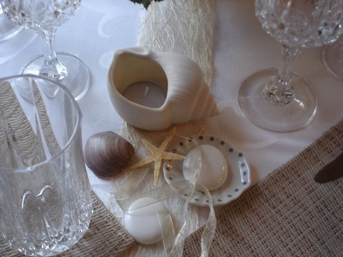 Table de bord de mer avec roses du jardin