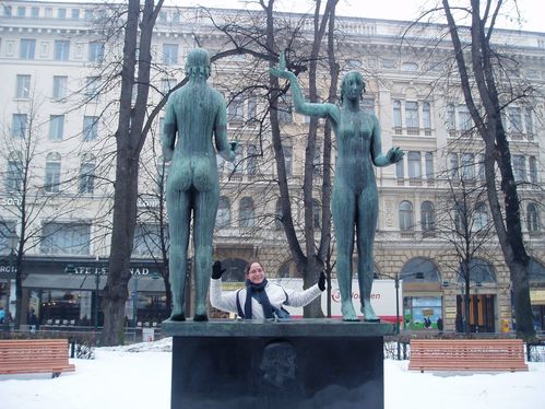 Une folle et 2 statues