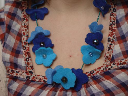collier-fleurs-bleues-p.JPG