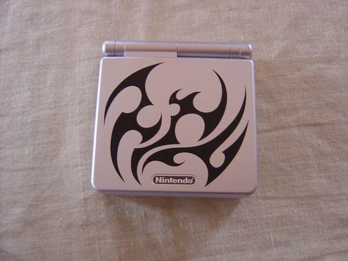 Nintendo---Gameboy-advance-SP---Console-tribale-fermee.JPG