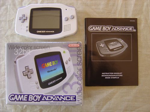 Nintendo---Game-boy-advance---Console-blanche-en-boite.JPG