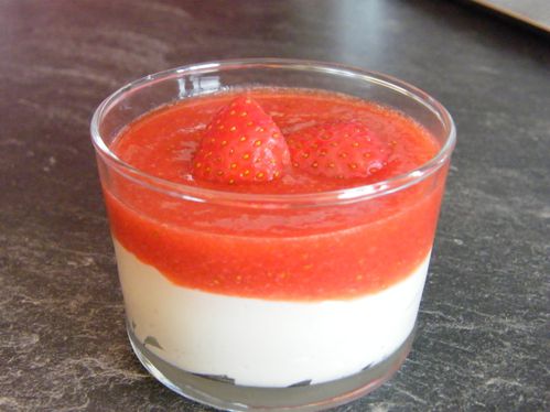 Verrine-cremeuse-au-chocolat-blanc-et-coulis-de-fraises.JPG