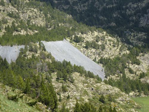 Pyrénée 2014. scories provenant de l'extraction du minera