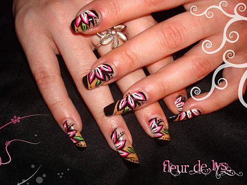 Nail-Art-fleurs---blancrosenoir--.jpg