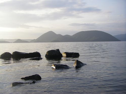 Le lac Toya aux rochers