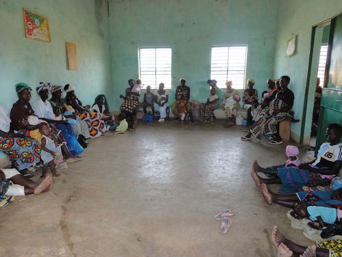 CREN - Des femmes attendent leur tour