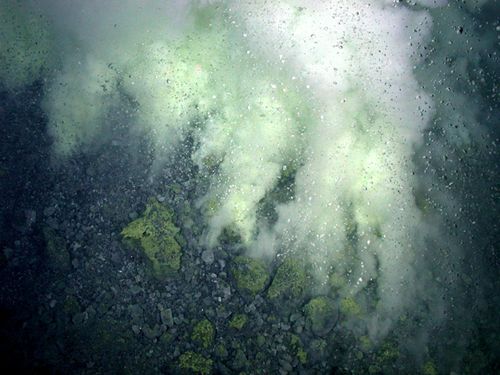 undersea-volcano-advancing-flow-sulfur-rks-zoom2.jpg