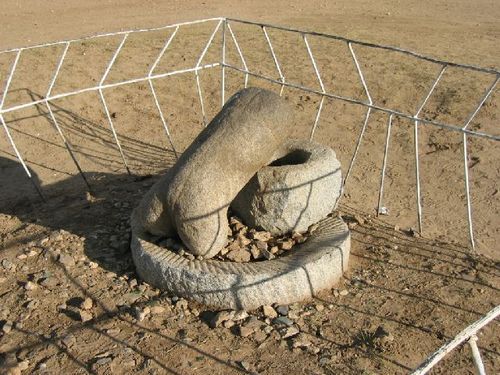 091 ovoo en forme de phallus, symbole de fertilité (faire