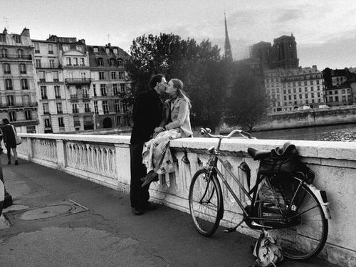 paris-bridge-kiss peter turnley