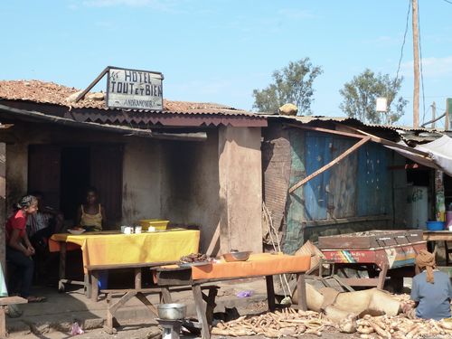 Madagascar, village sur la RN9 , P1120358