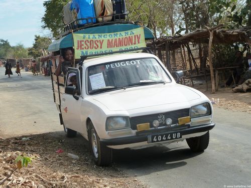 Madagascar, sur la RN9 , taxi brousse P1120360