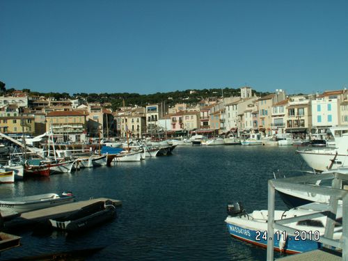 Cassis--le-port---vu-d-en-face.JPG