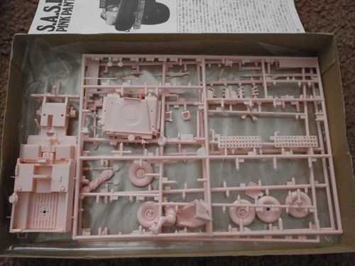 1-35-tamiya-sas-land-rover-pink-panther-part-started--2--59.jpg