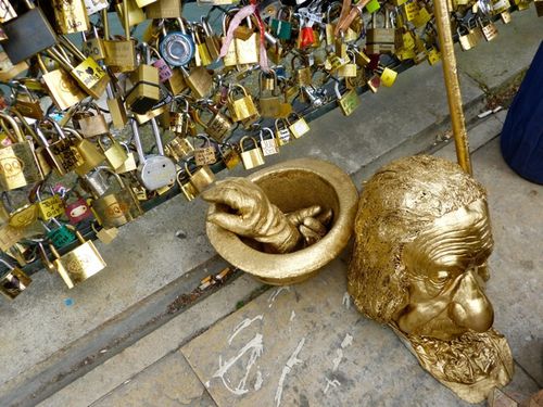 cadenas-pont-des-arts-homme-statue-vivante-00186.jpg