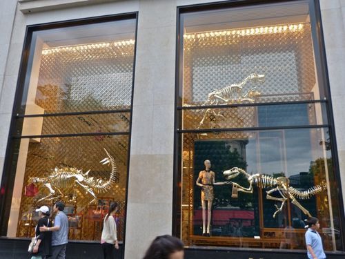 Vuitton dinosaures champs-élysées 1