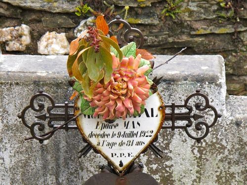 Chapelle Ste Madeleine cimetière fleurs céeramique
