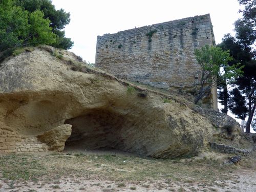Cucuron le château et la pierre creuse