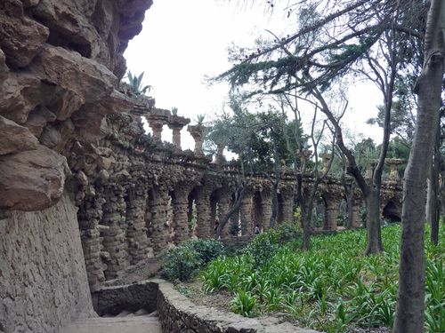 Parc Guell mur de colonnes et végétation