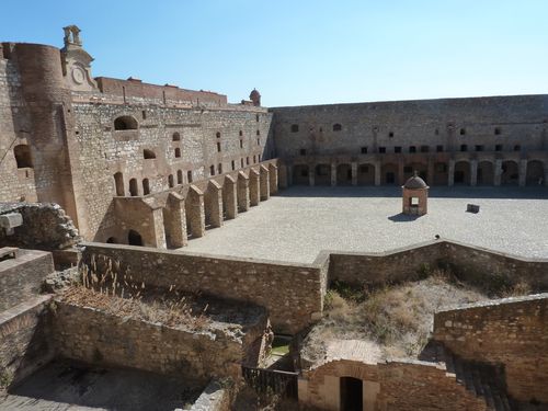 Salses vue d'ensemble cour intérieure