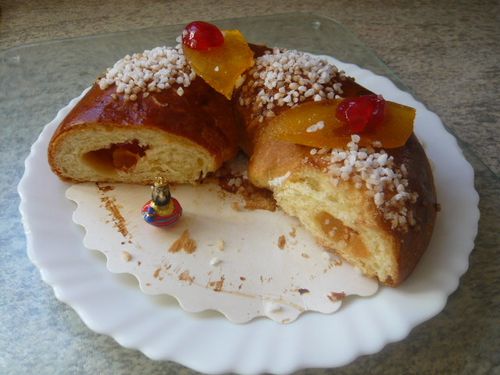 C\u0027est la fève du gâteau des rois une jolie couronne dorée. Dommage que le Roi soit cul,de,jatte!