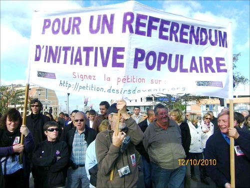 referendum sur les retraites - banderole DA