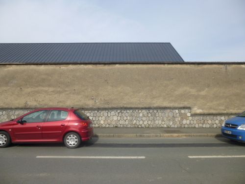 Mur-Caserne-Verneau-Angers,22, Voiture rouge, Hangars