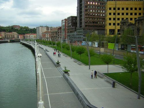 Bilbao-PaseodeAbandoibarra-2006-Wikipedia