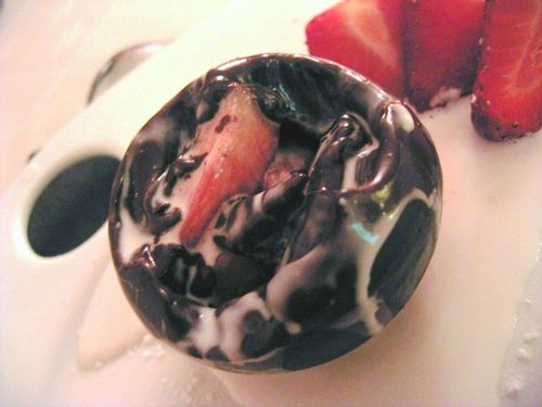 Domes-chocolat-surprise-de-fraises-et-glace-coco---08.jpg
