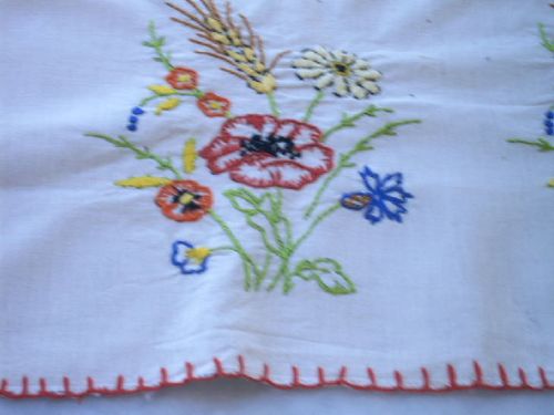 Chemin-table-coquelicots-ots.JPG